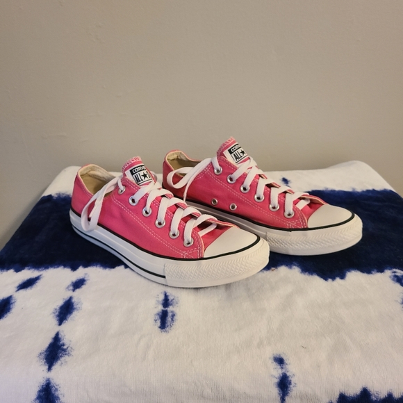 Converse Pink Chuck Taylor's - Picture 2 of 12